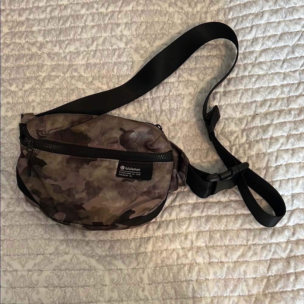 Lululemon Women’s Camo Belt Bag